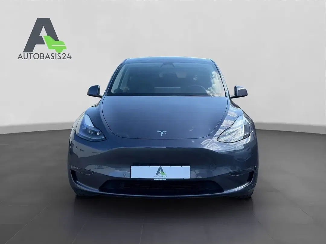 Tesla Model Y - Thumbnail 2