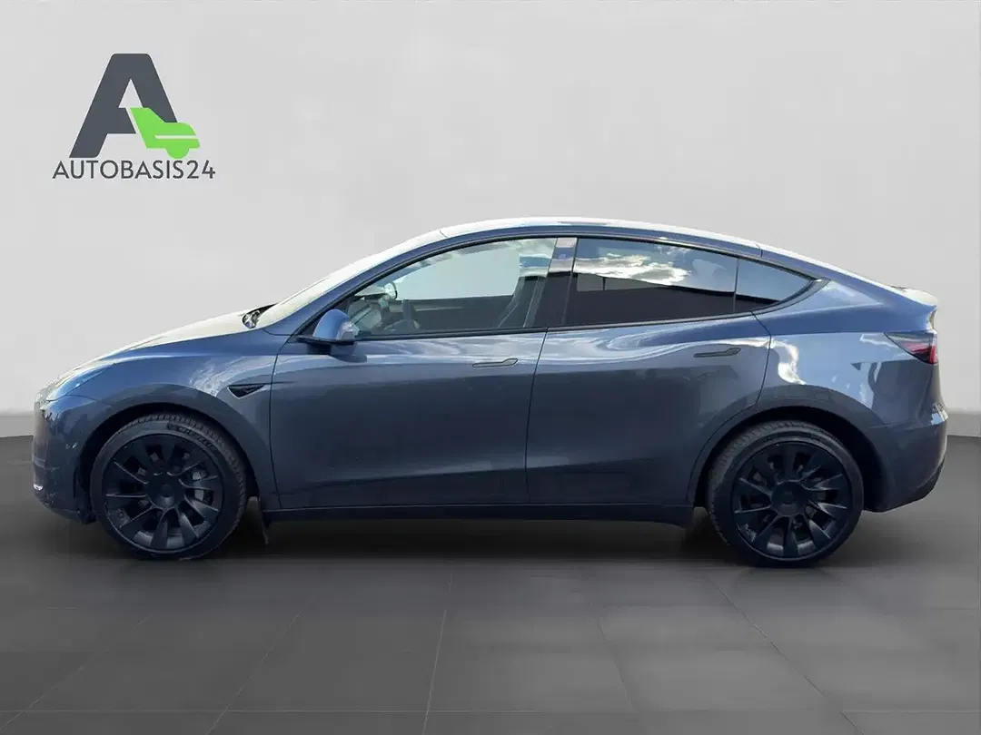 Tesla Model Y - Thumbnail 3