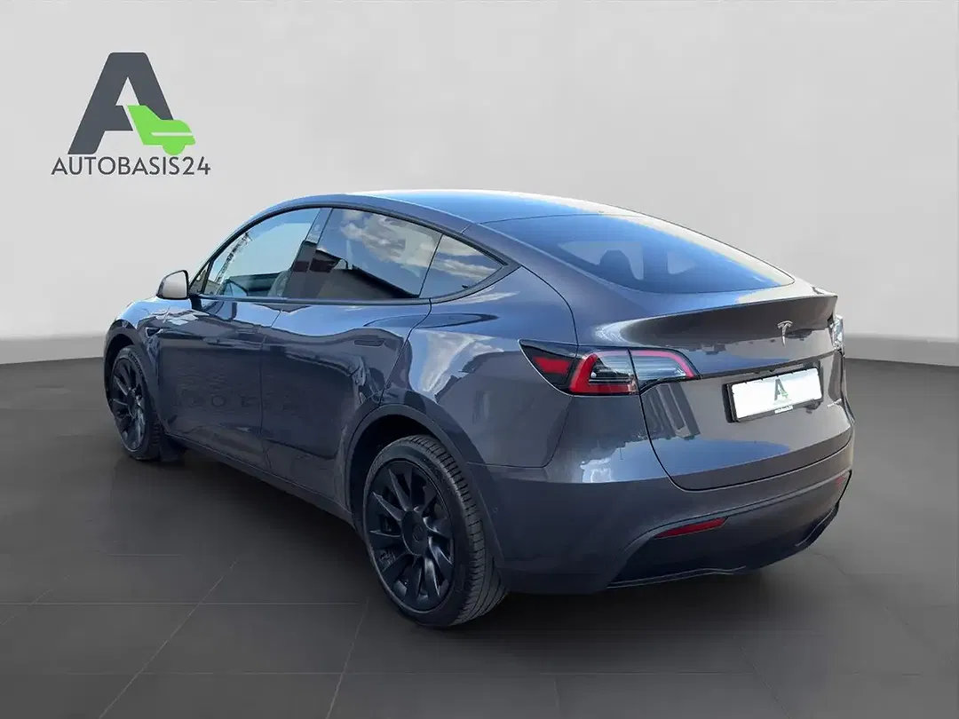 Tesla Model Y - Thumbnail 4