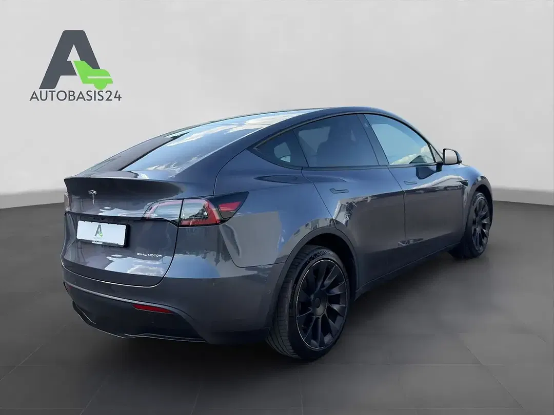 Tesla Model Y - Thumbnail 6