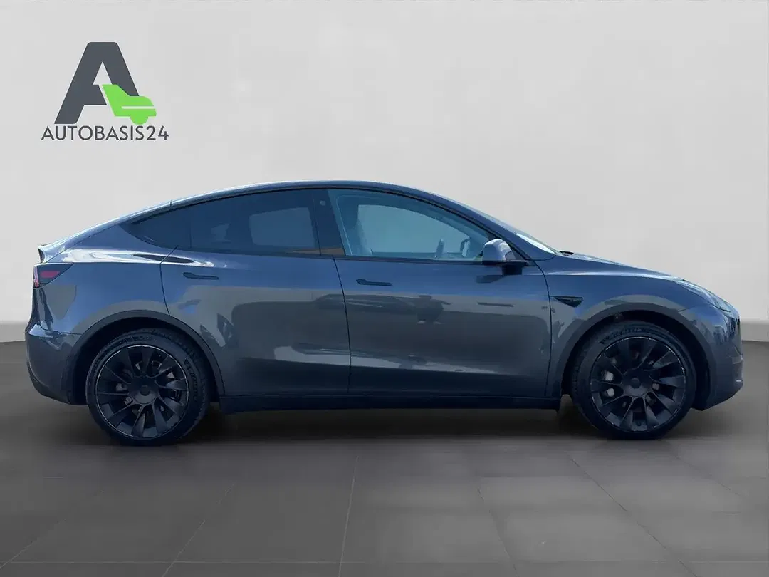 Tesla Model Y - Thumbnail 7