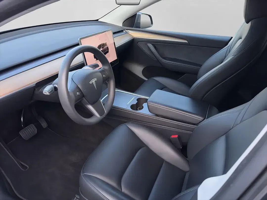 Tesla Model Y - Thumbnail 9