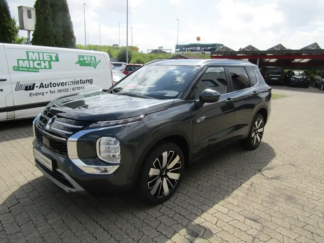 Mitsubishi Outlander - Thumbnail 1