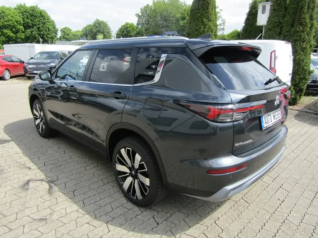 Mitsubishi Outlander - Thumbnail 2