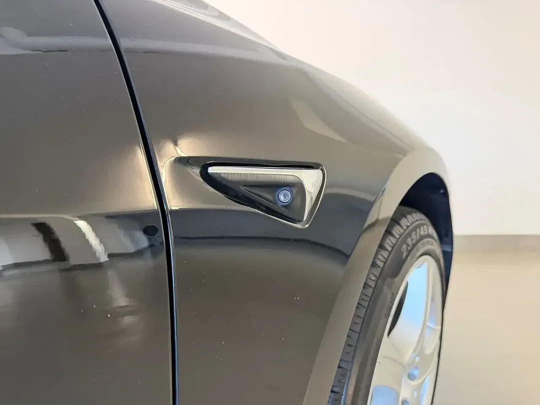 Tesla Model 3 - Thumbnail 5