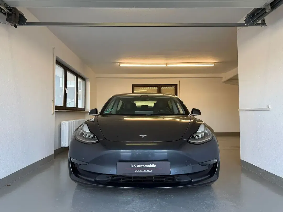 Tesla Model 3 - Thumbnail 6