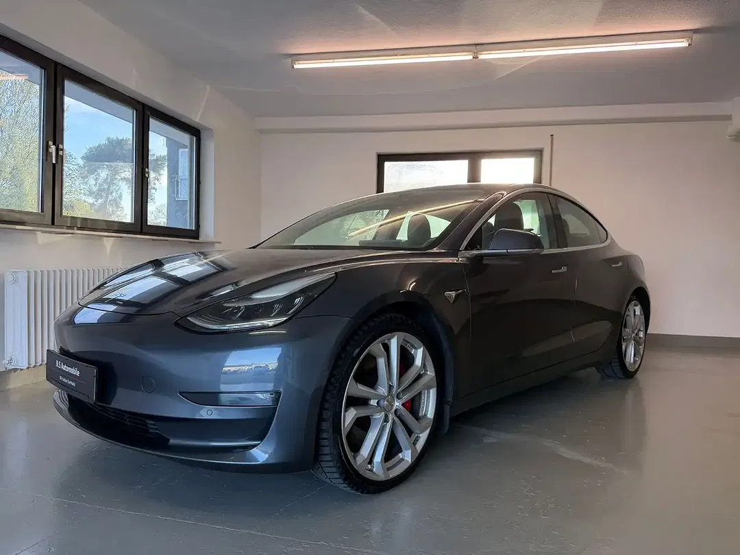 Tesla Model 3 - Thumbnail 8