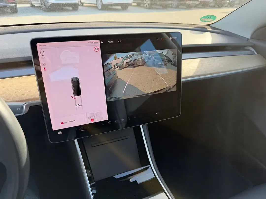 Tesla Model 3 - Thumbnail 9