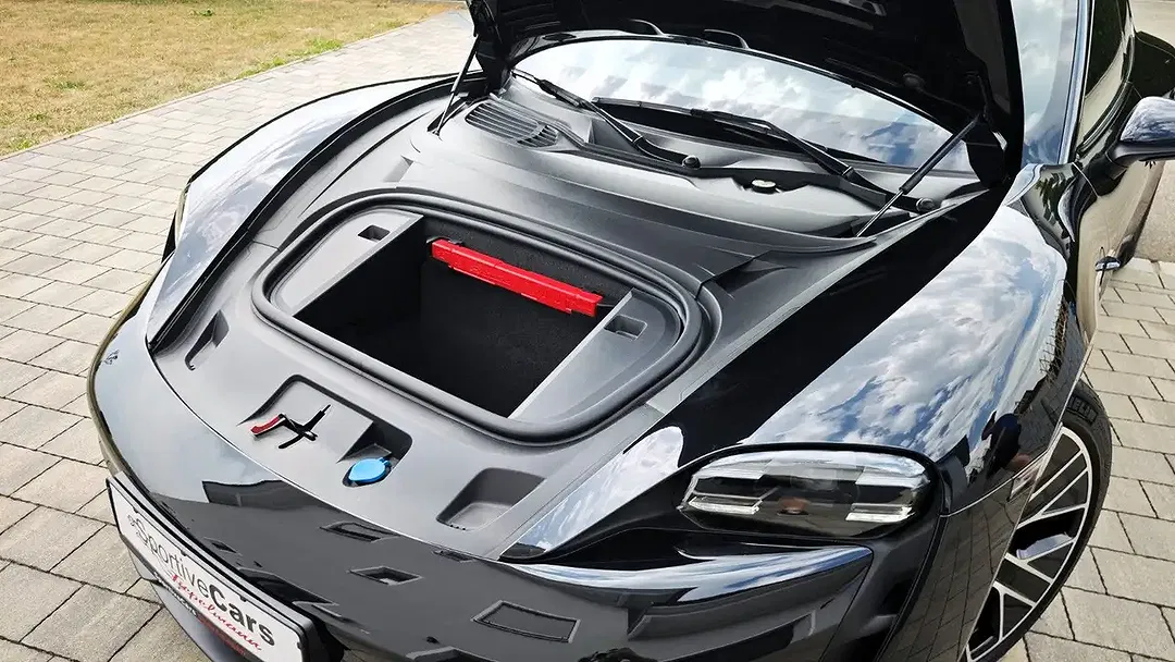 Porsche Taycan - Thumbnail 11