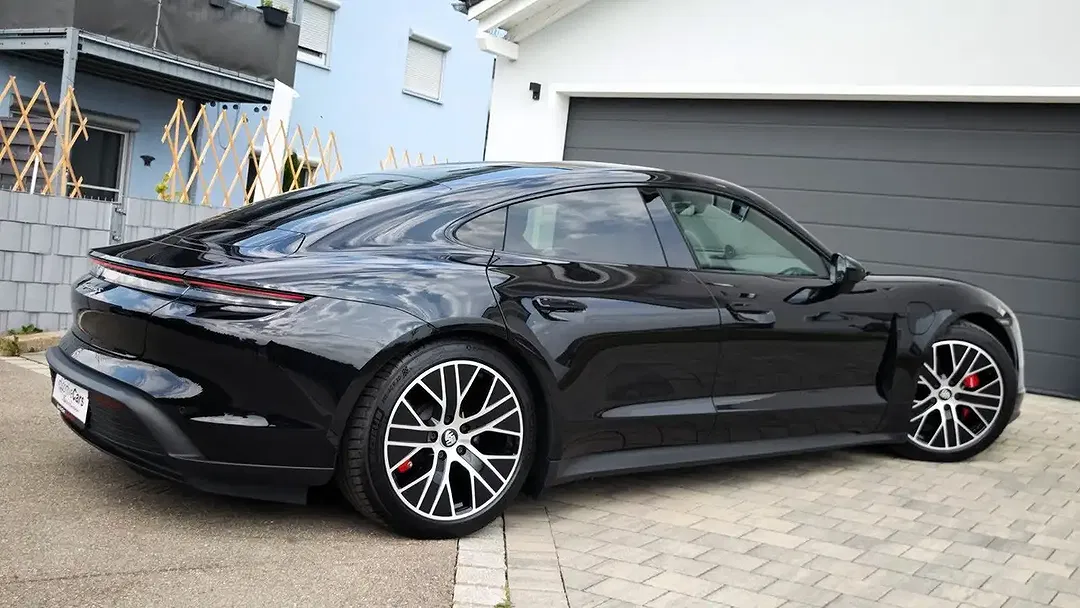 Porsche Taycan - Thumbnail 16