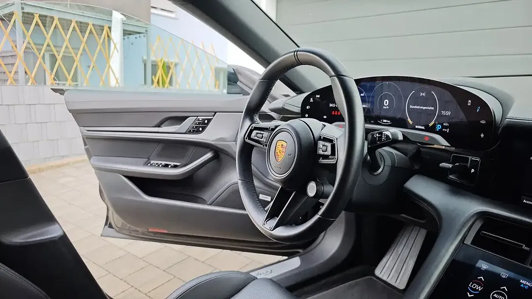 Porsche Taycan - Thumbnail 18