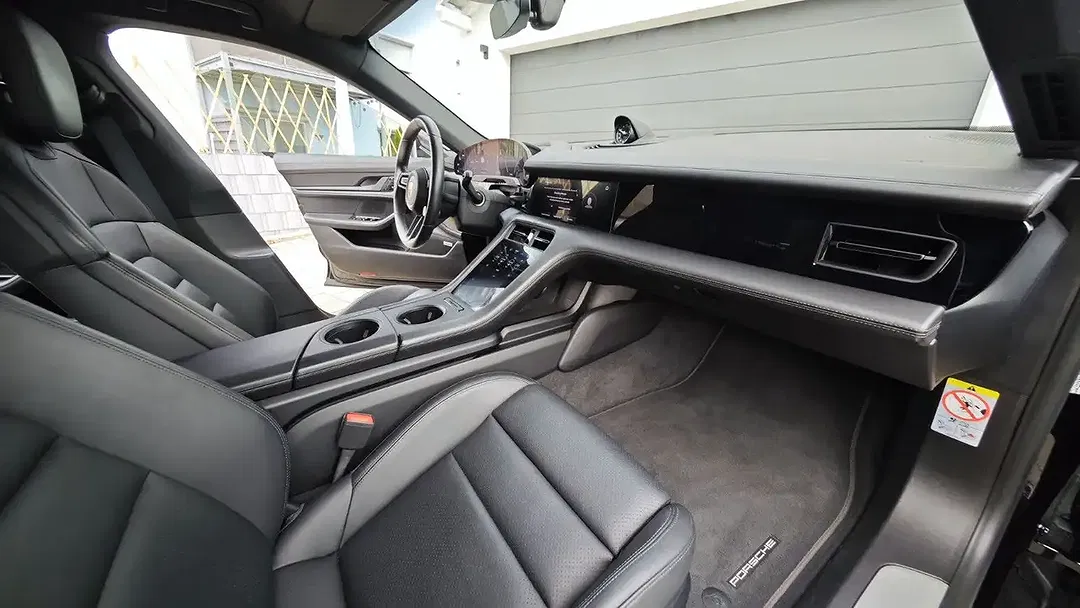 Porsche Taycan - Thumbnail 19