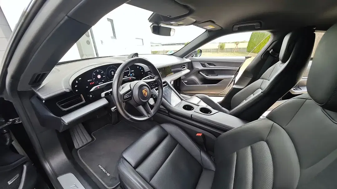 Porsche Taycan - Thumbnail 23