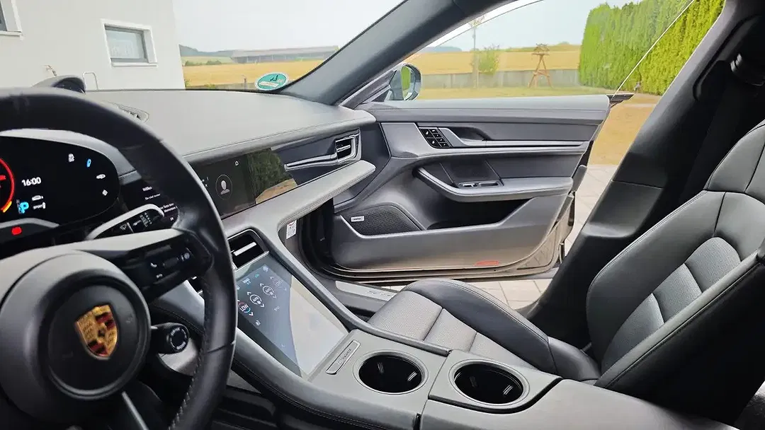 Porsche Taycan - Thumbnail 24