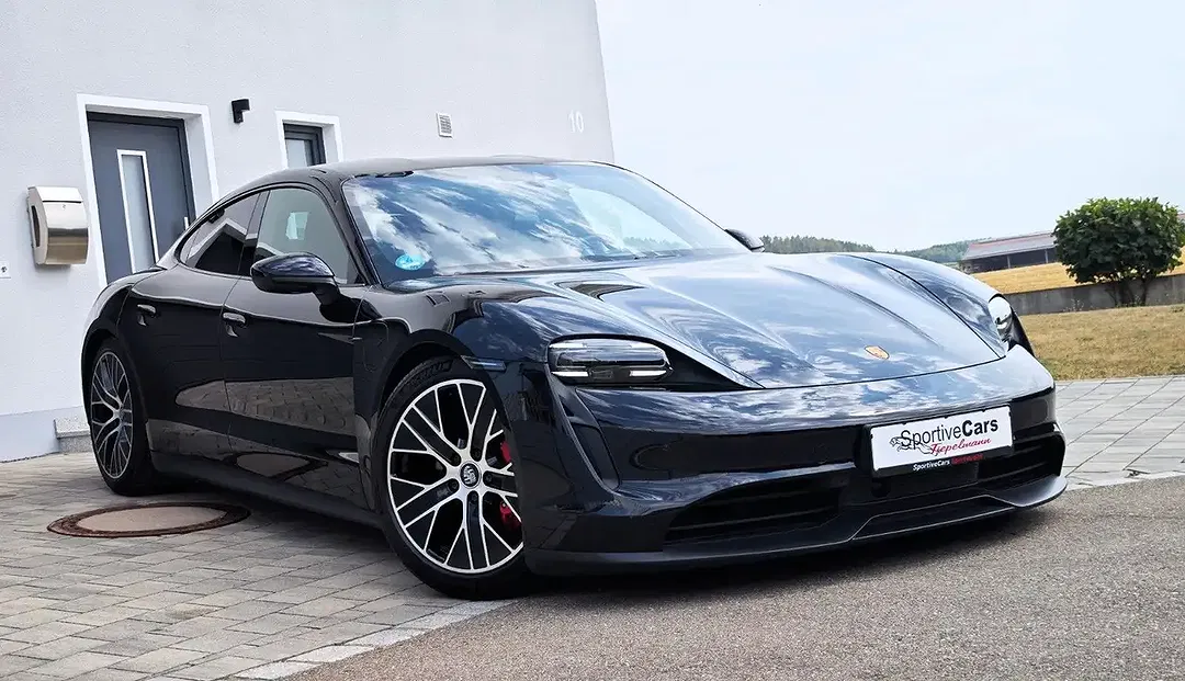 Porsche Taycan - Thumbnail 5