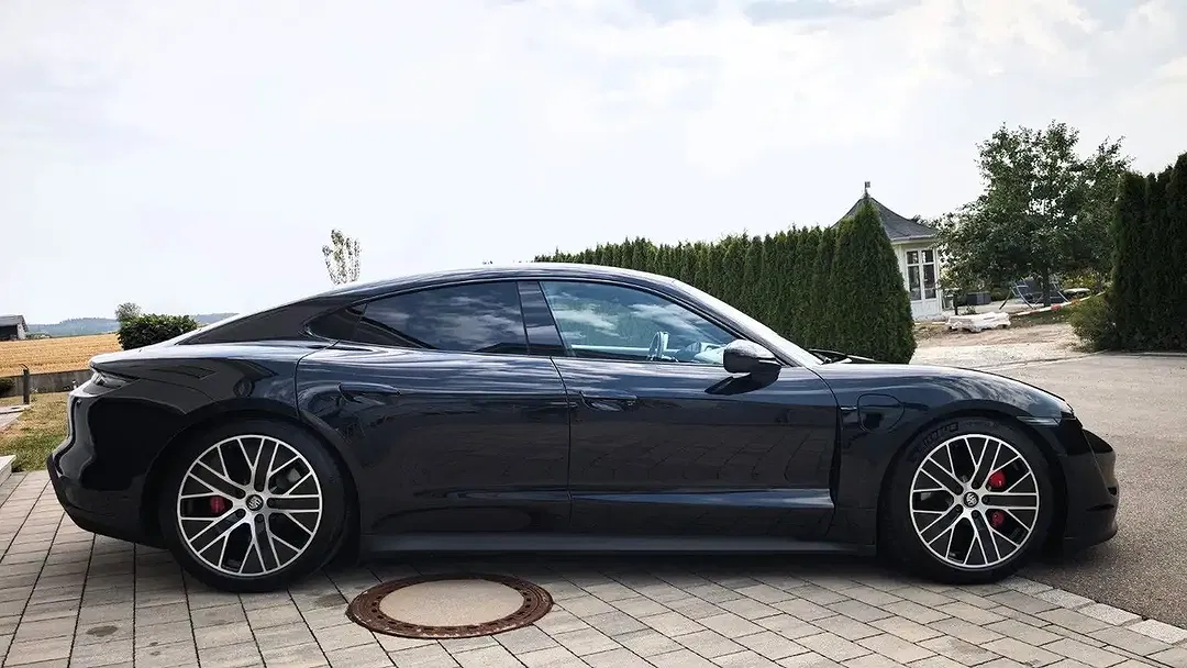 Porsche Taycan - Thumbnail 6