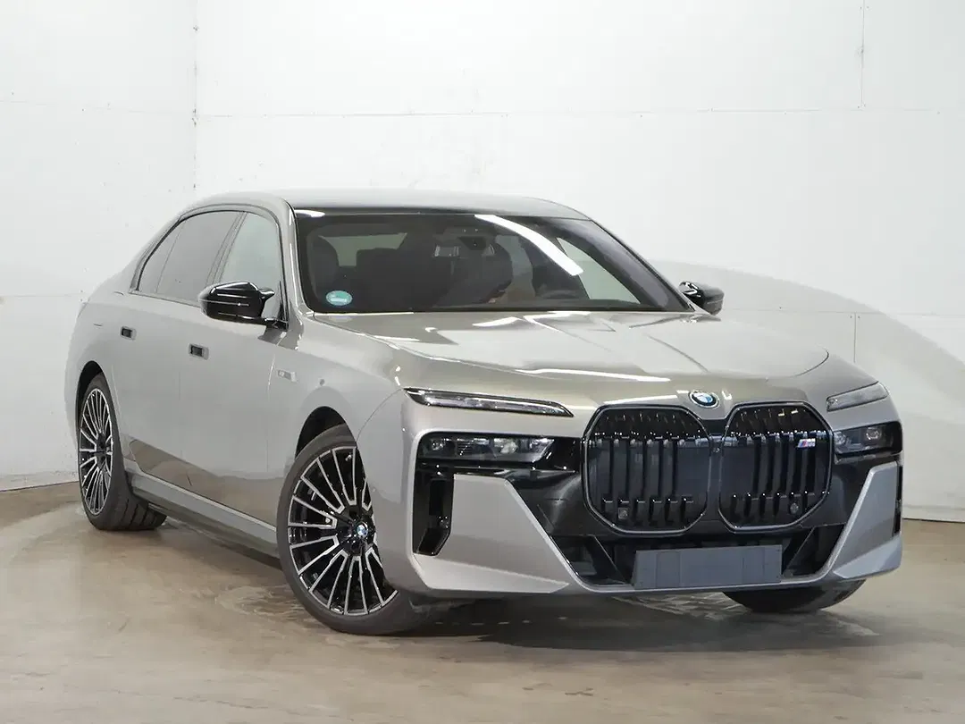BMW i7 - Thumbnail 3