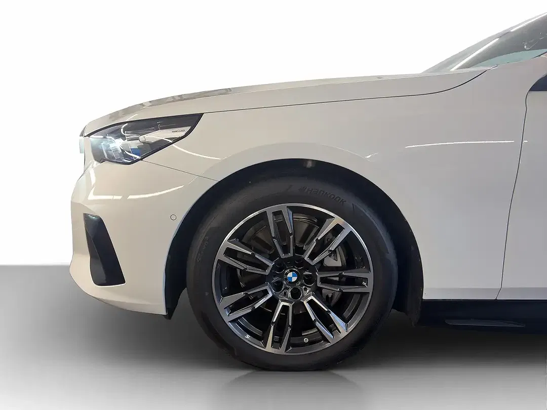 BMW i5 - Thumbnail 3