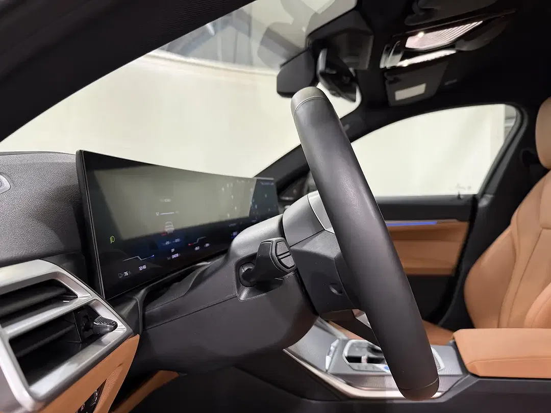 BMW i4 - Thumbnail 14