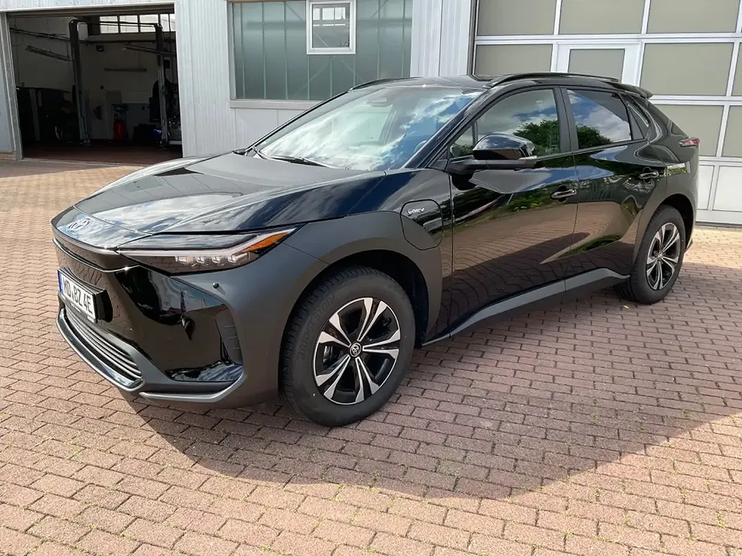 Toyota bZ4X - Thumbnail 1