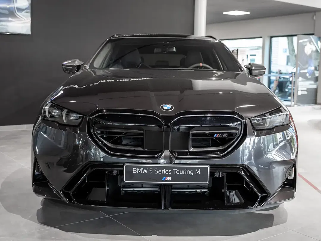 BMW M5 - Thumbnail 3