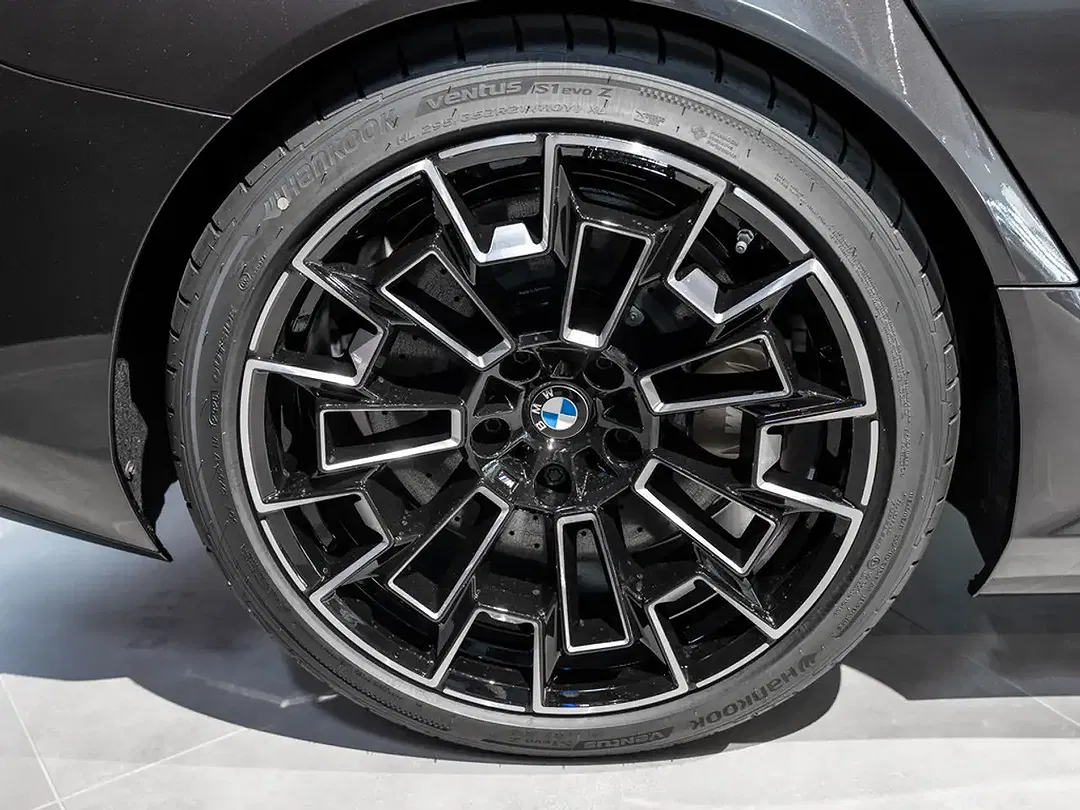 BMW M5 - Thumbnail 8