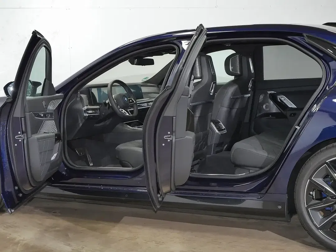 BMW i7 - Thumbnail 10