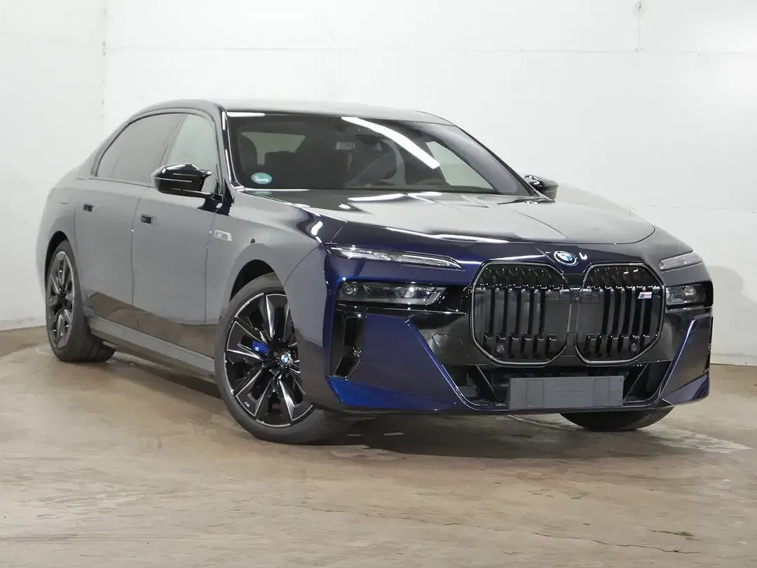 BMW i7 - Thumbnail 3