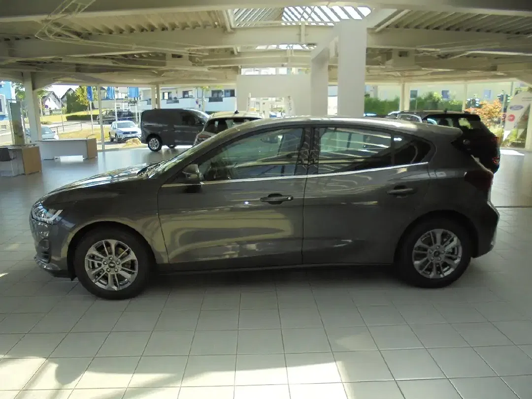 Ford Focus - Thumbnail 3