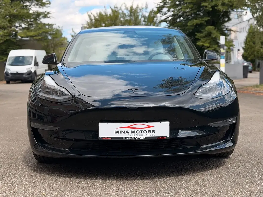 Tesla Model 3 - Thumbnail 2