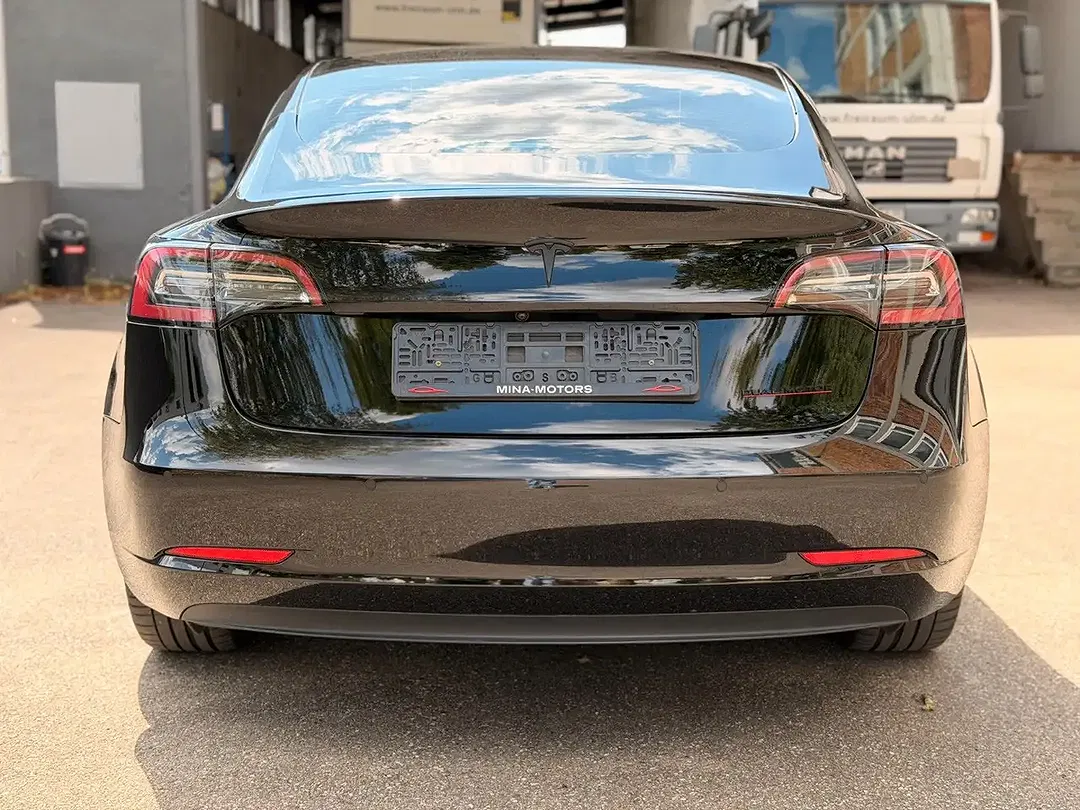 Tesla Model 3 - Thumbnail 5