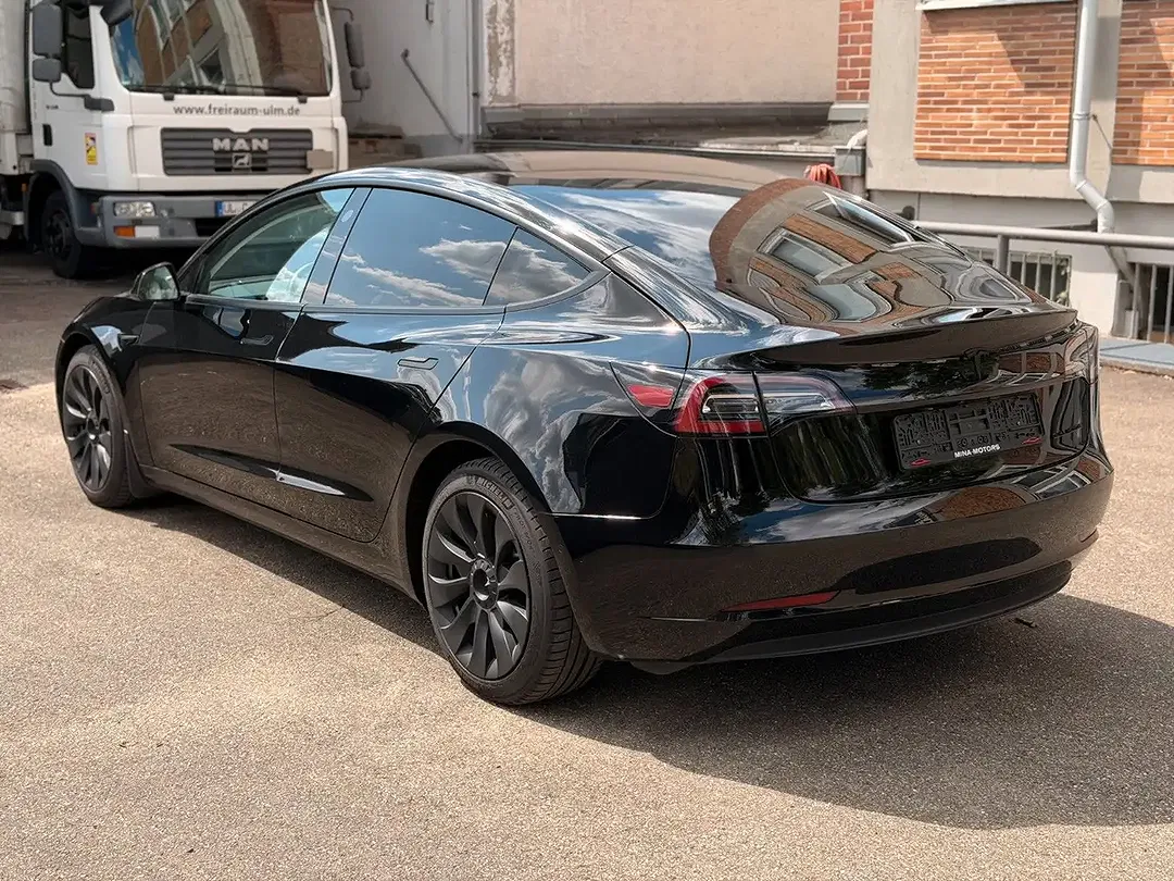 Tesla Model 3 - Thumbnail 6
