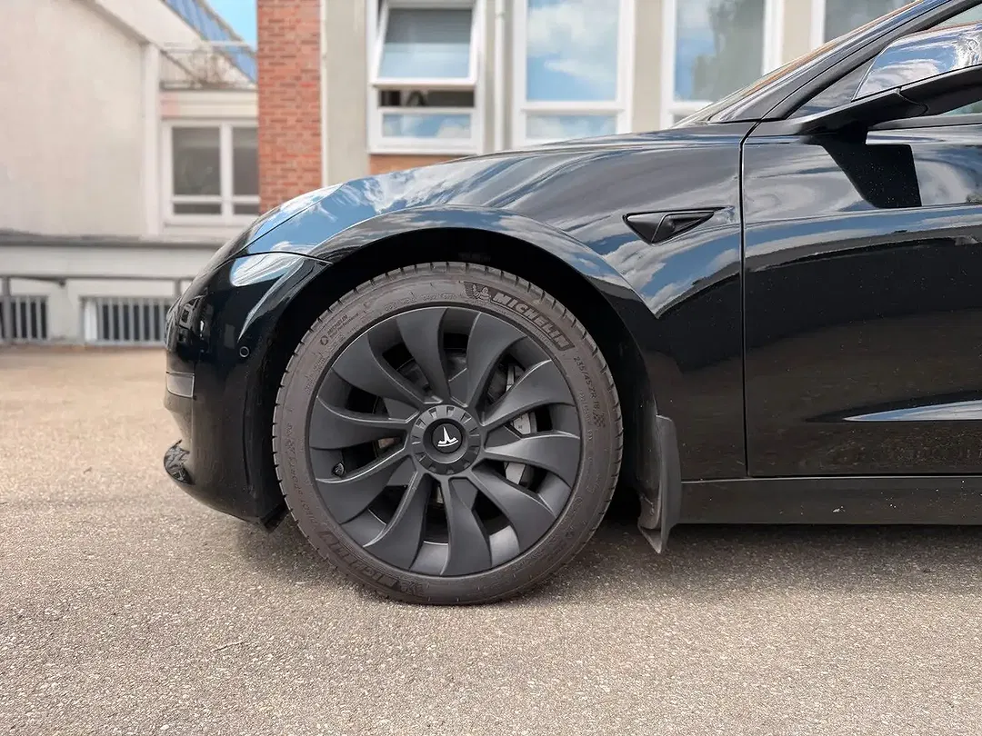 Tesla Model 3 - Thumbnail 7