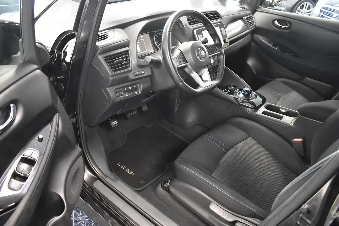 Nissan Leaf - Thumbnail 6