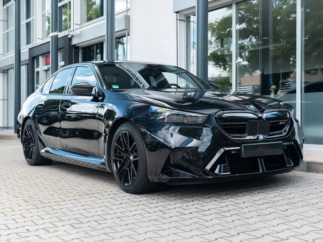 BMW M5 - Thumbnail 3