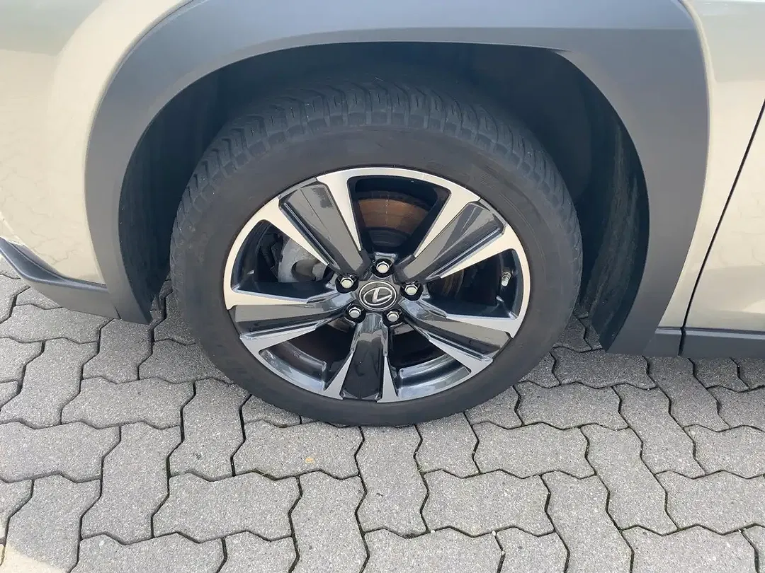 Lexus UX 250h - Thumbnail 8