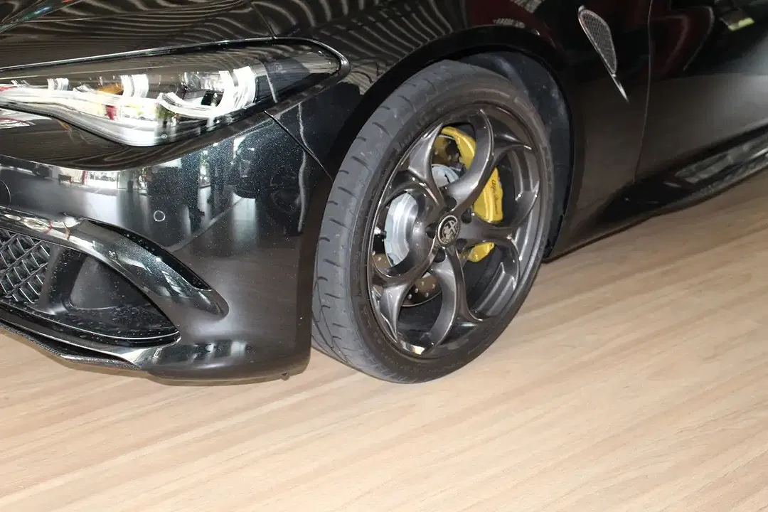 Alfa Romeo Giulia Quadrifoglio - foto 2