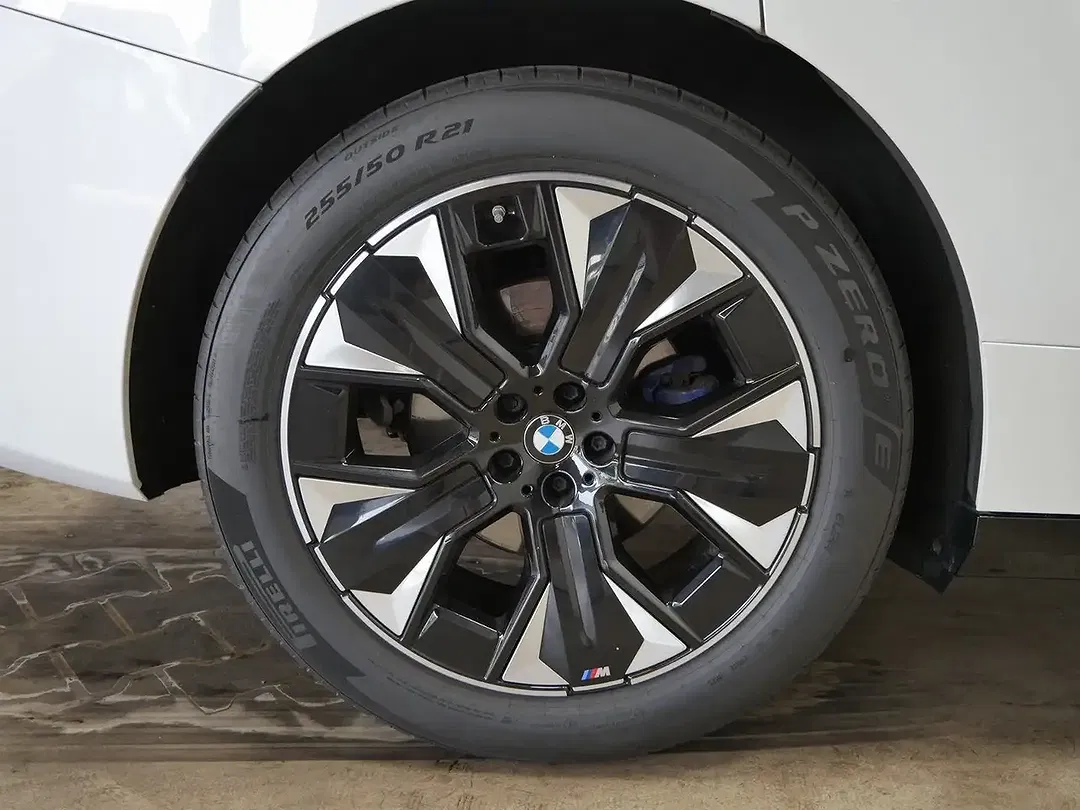 BMW iX - Thumbnail 13