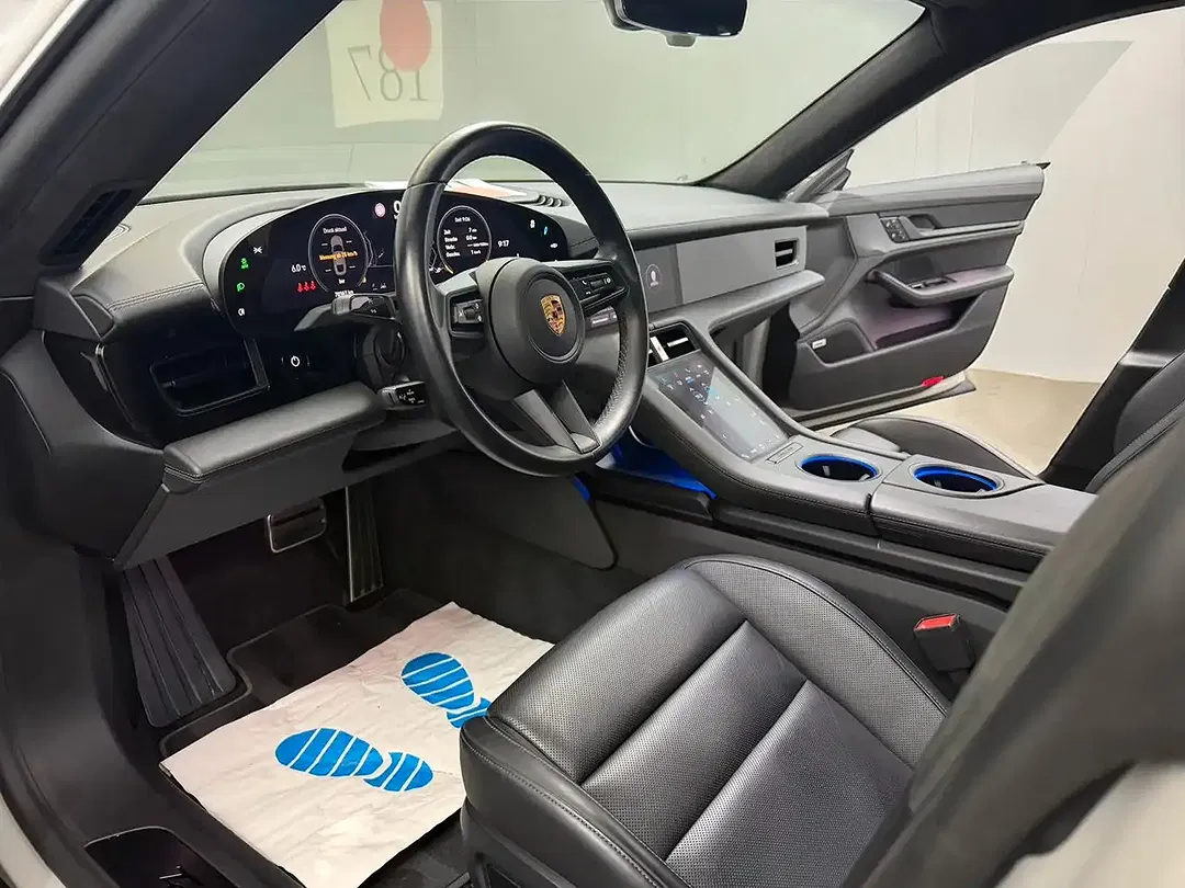 Porsche Taycan - Thumbnail 10