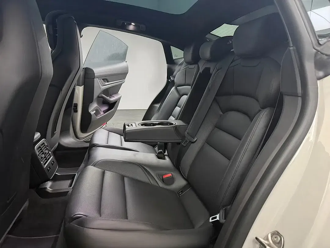 Porsche Taycan - Thumbnail 13