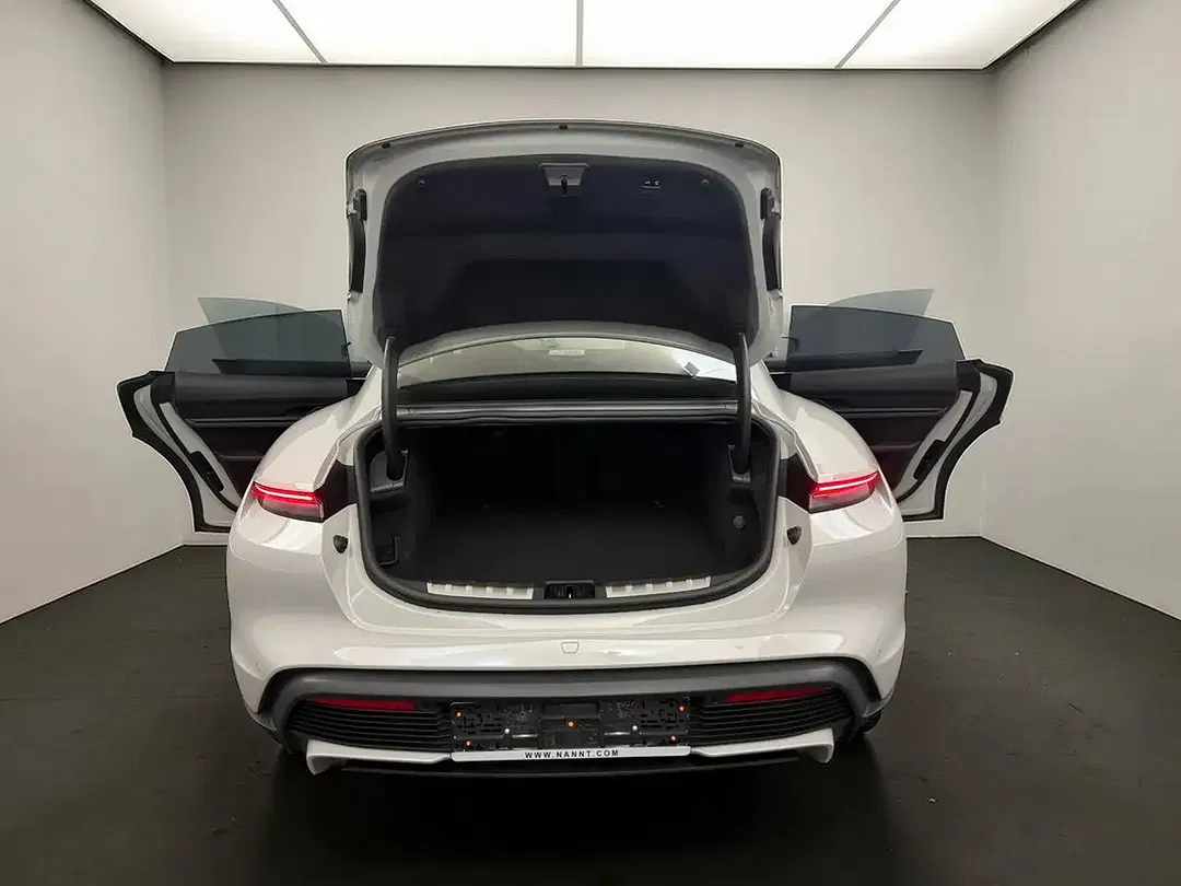 Porsche Taycan - Thumbnail 14