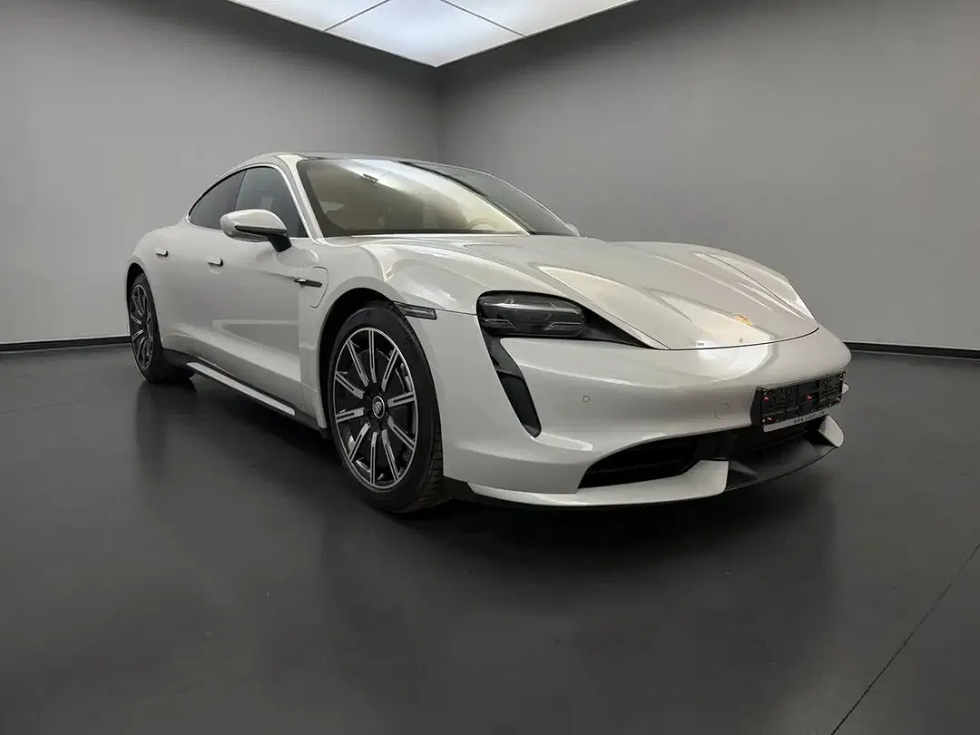 Porsche Taycan - Thumbnail 3