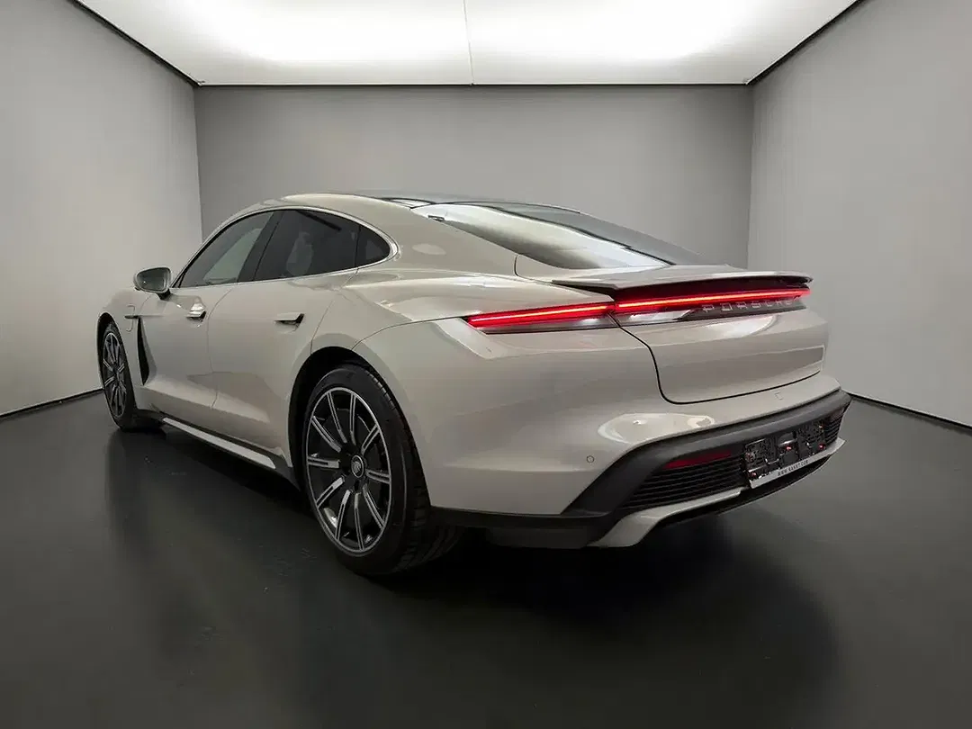 Porsche Taycan - Thumbnail 5