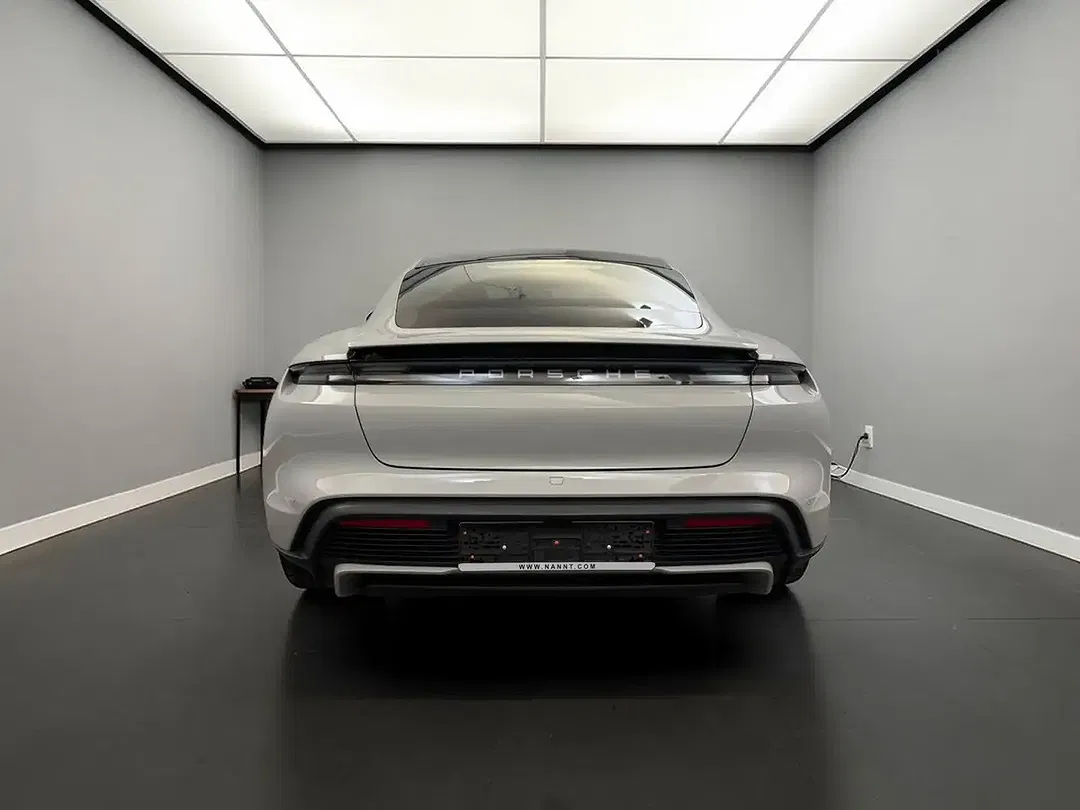 Porsche Taycan - Thumbnail 6