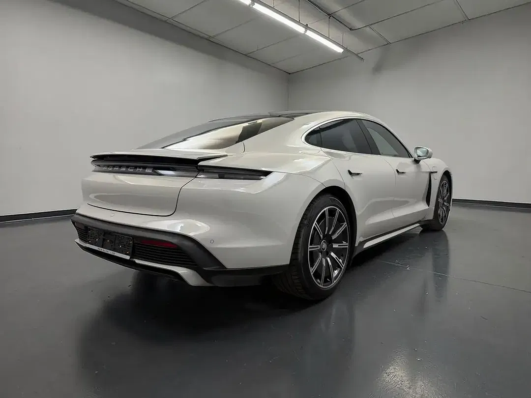 Porsche Taycan - Thumbnail 7