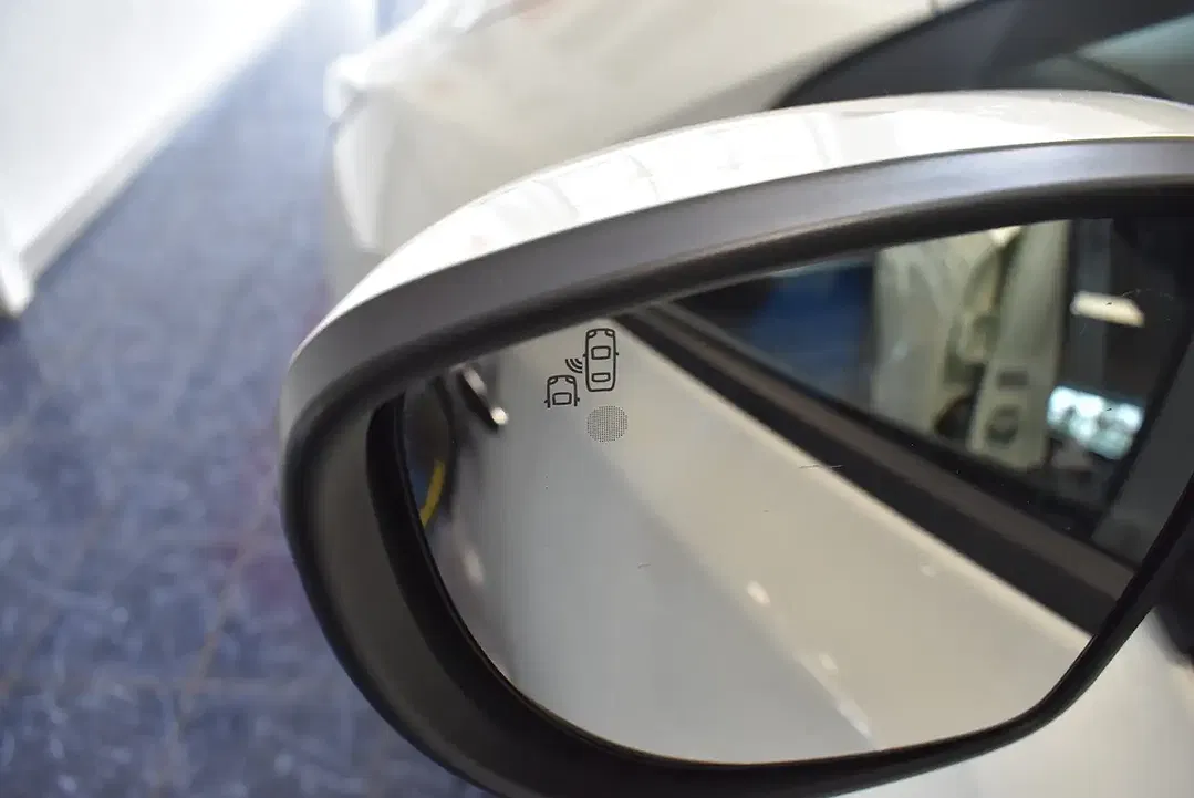 Nissan Leaf - Thumbnail 6
