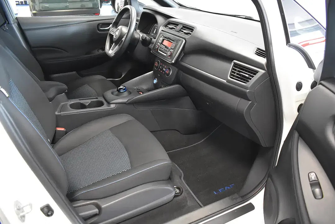 Nissan Leaf - Thumbnail 3