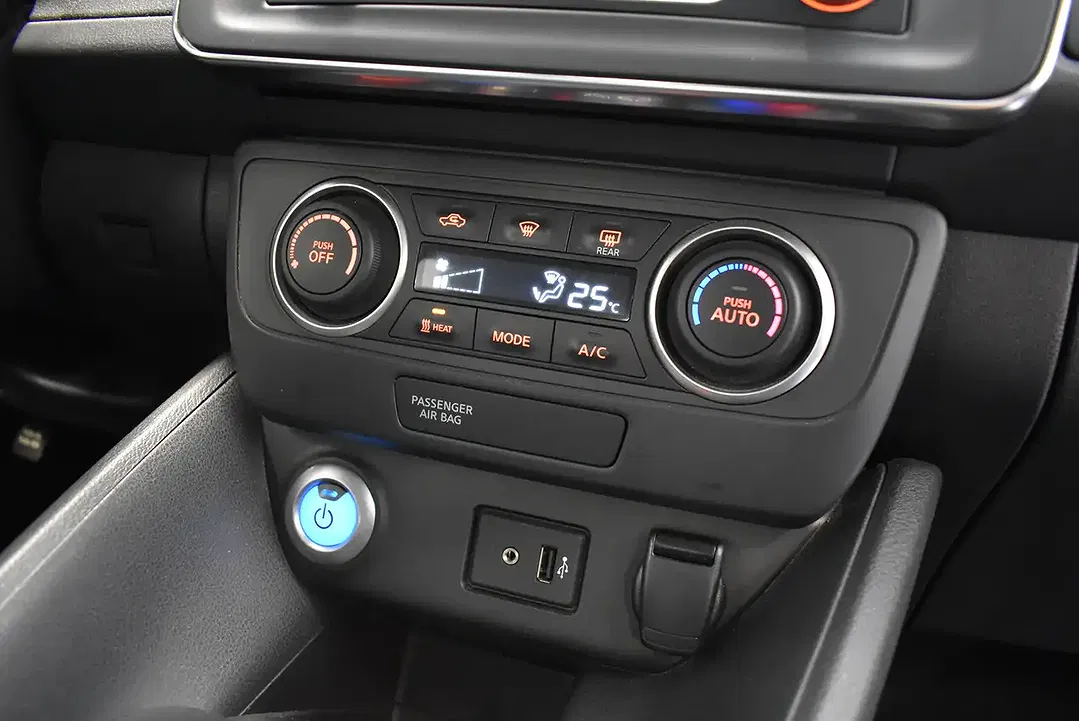 Nissan Leaf - Thumbnail 4