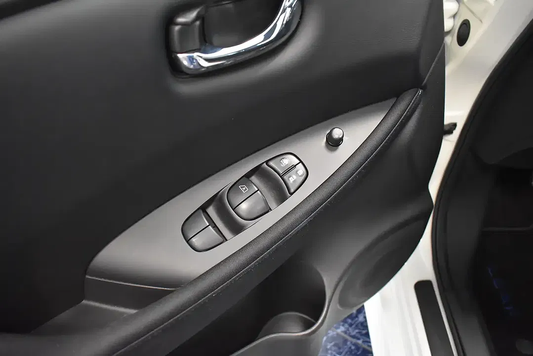 Nissan Leaf - Thumbnail 5