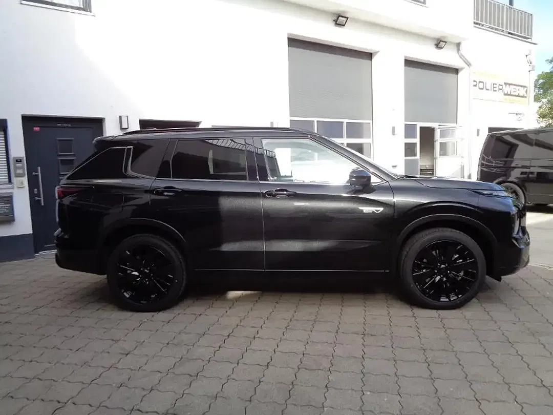 Mitsubishi Outlander - Thumbnail 3